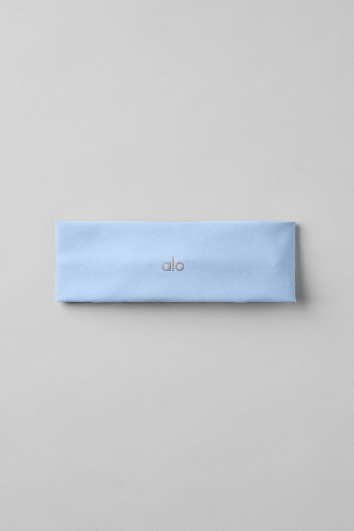 Airlift headband in seashell blue, ideal for yoga and running.