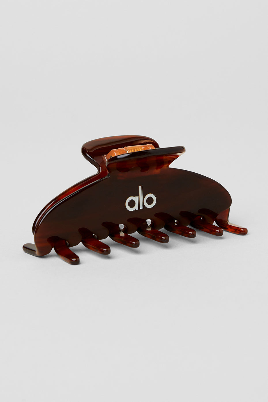 Tortoise shell hair claw clip in a casual hairstyle for daily wear