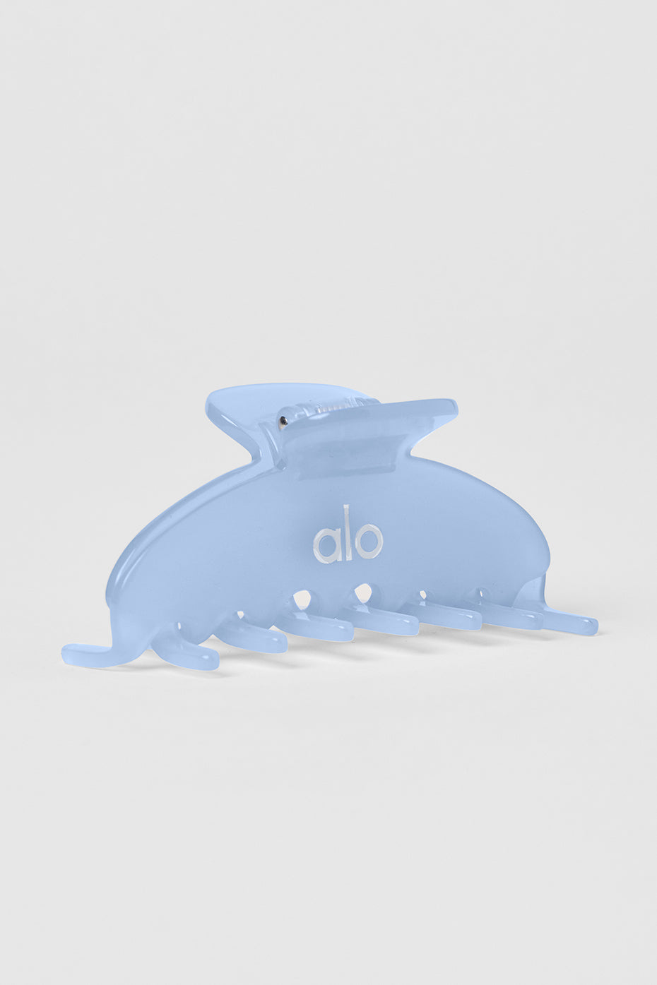 Seashell blue claw clip showcasing its design and hold.