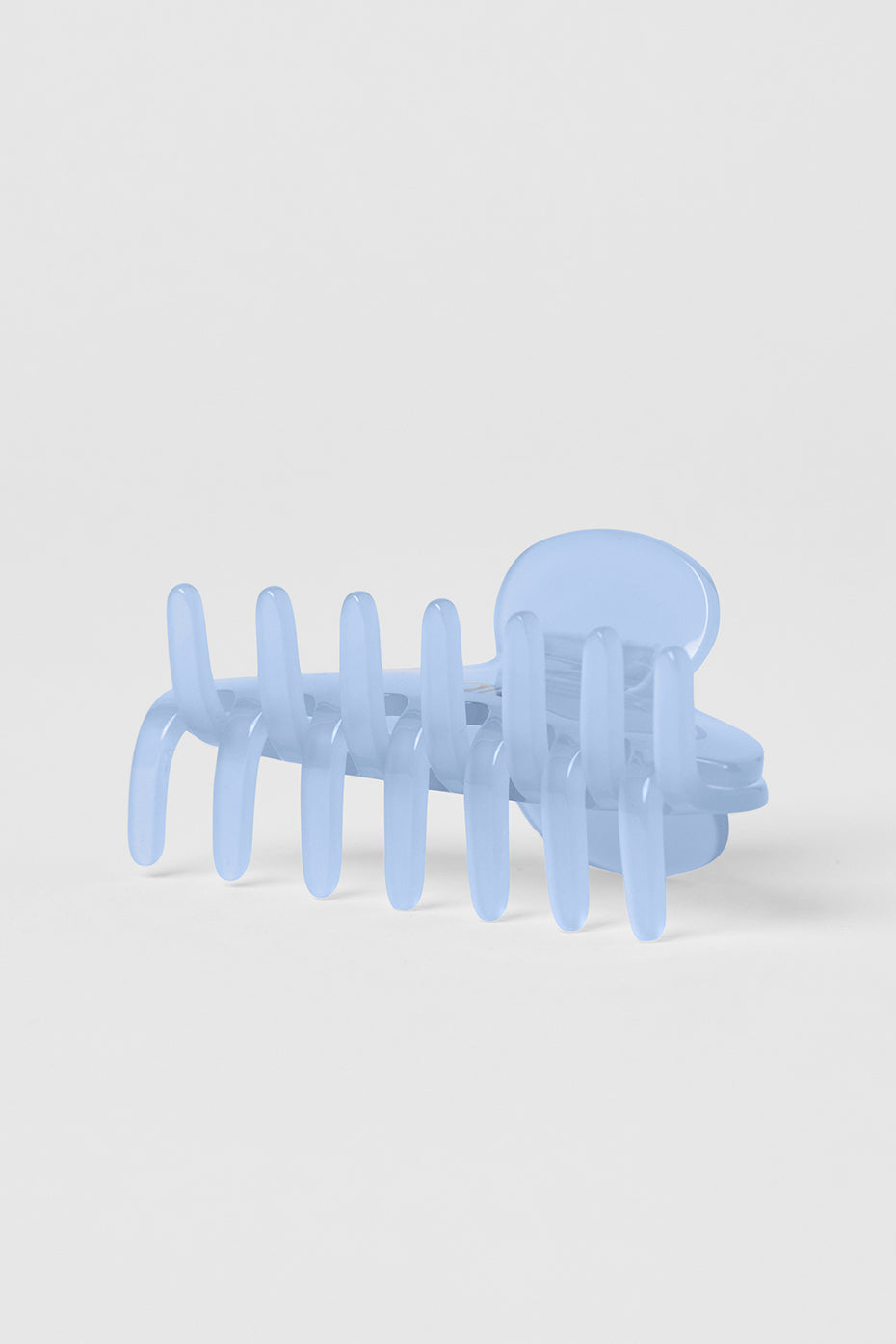 Flat claw clip in seashell blue, perfect for casual outings.