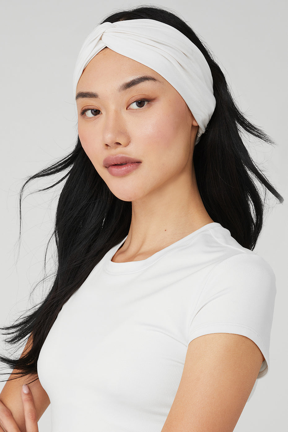 Model wearing the Alosoft headband during a workout in the gym