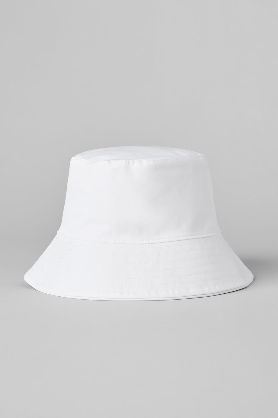 Bucket hat paired with golf attire on outdoor terrace