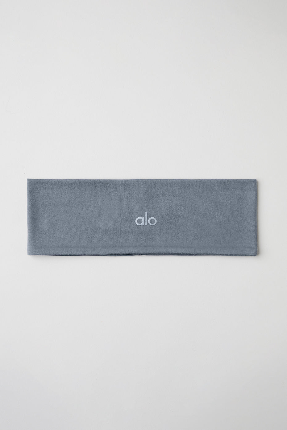 Alo Performance Conquer Headband – side view on runner