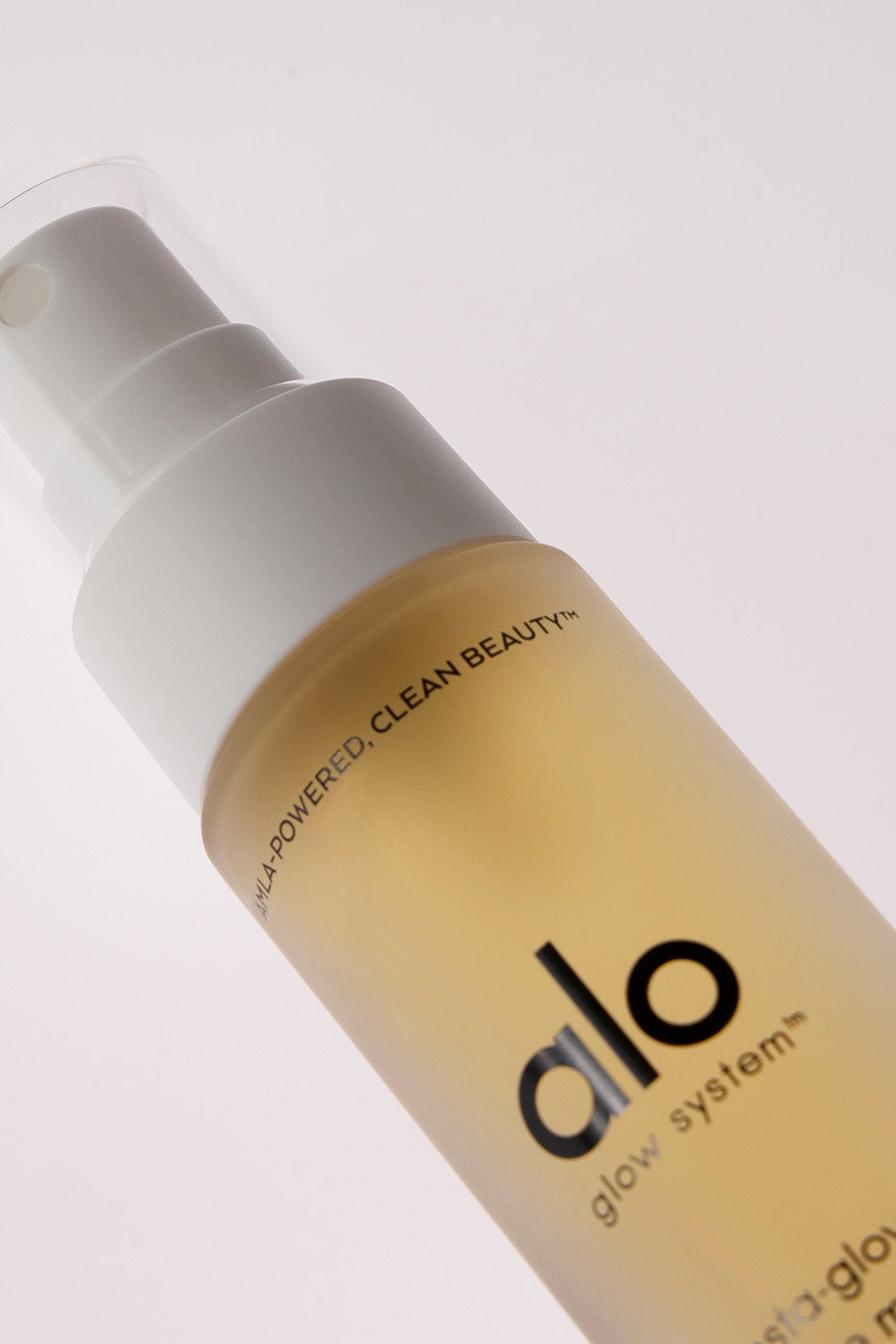 Travel-ready glow mist spray for quick skin refreshment