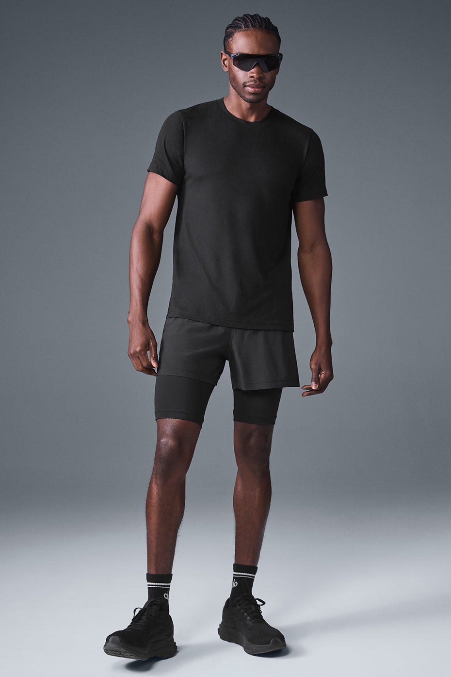 Side view of the black t-shirt, ideal for gym sessions and everyday wear.