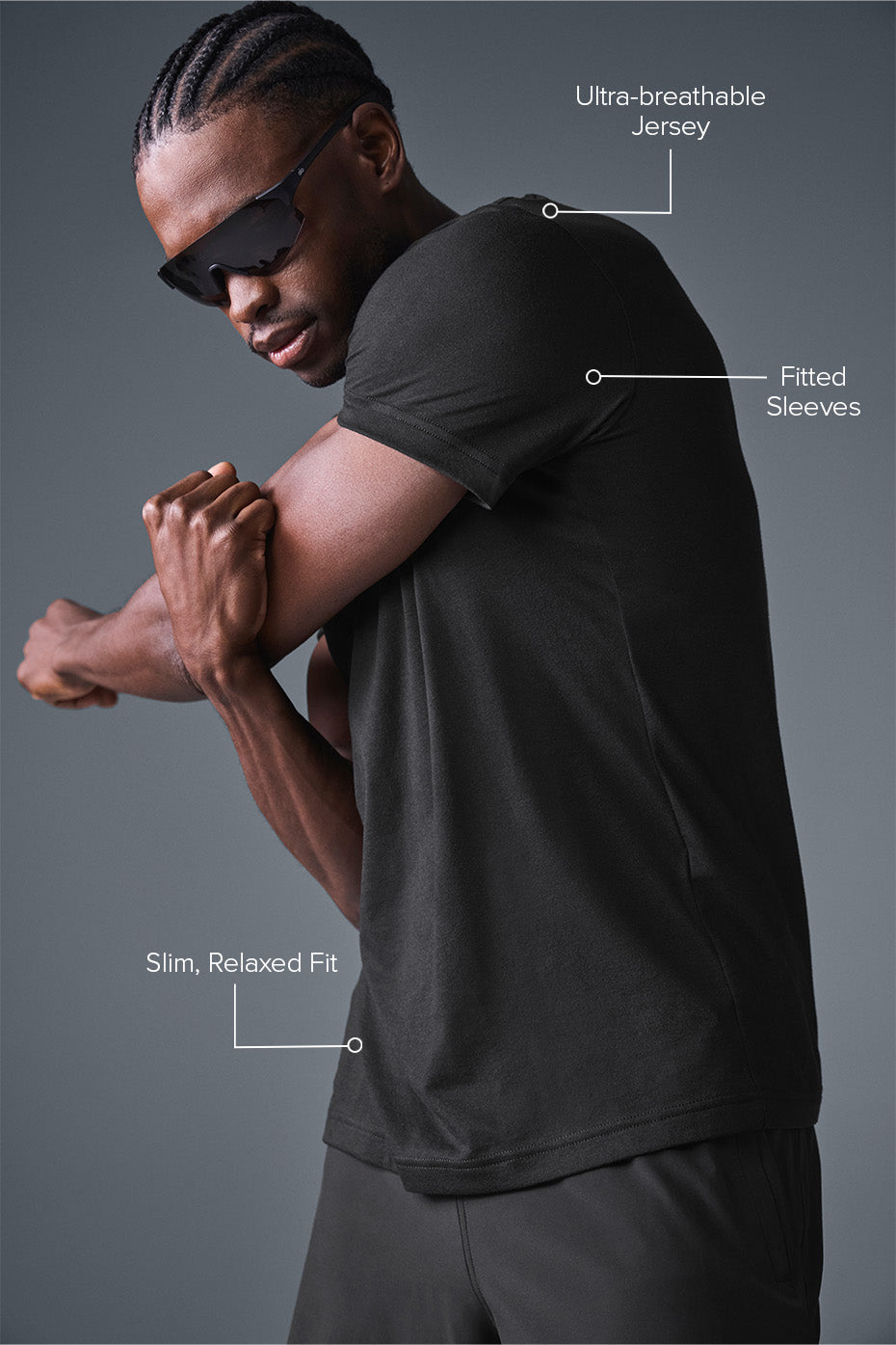 Side view of the black t-shirt, ideal for gym sessions and everyday wear.