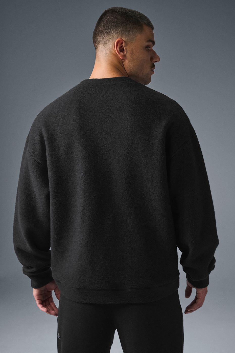 Model wearing the black oversized sweatshirt for a stylish outing.