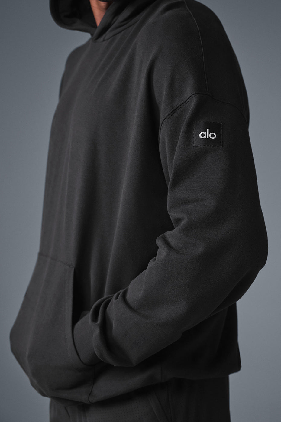 Front view of the parke comfort hoodie in classic black, showcasing its stylish design.