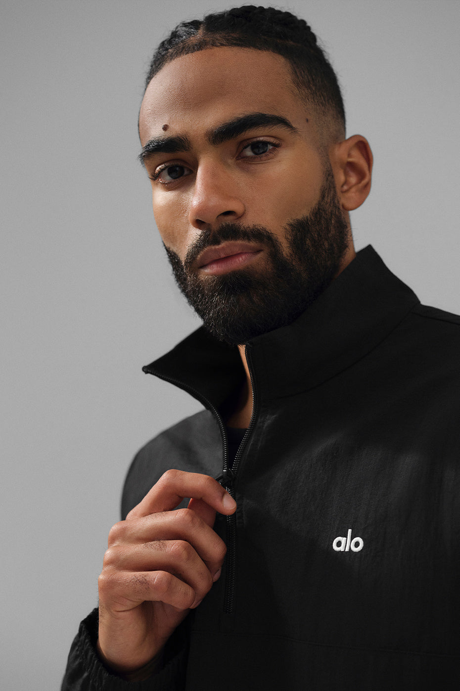 Men’s lightweight track pullover in black with quarter-zip detail, ideal for casual and athletic use