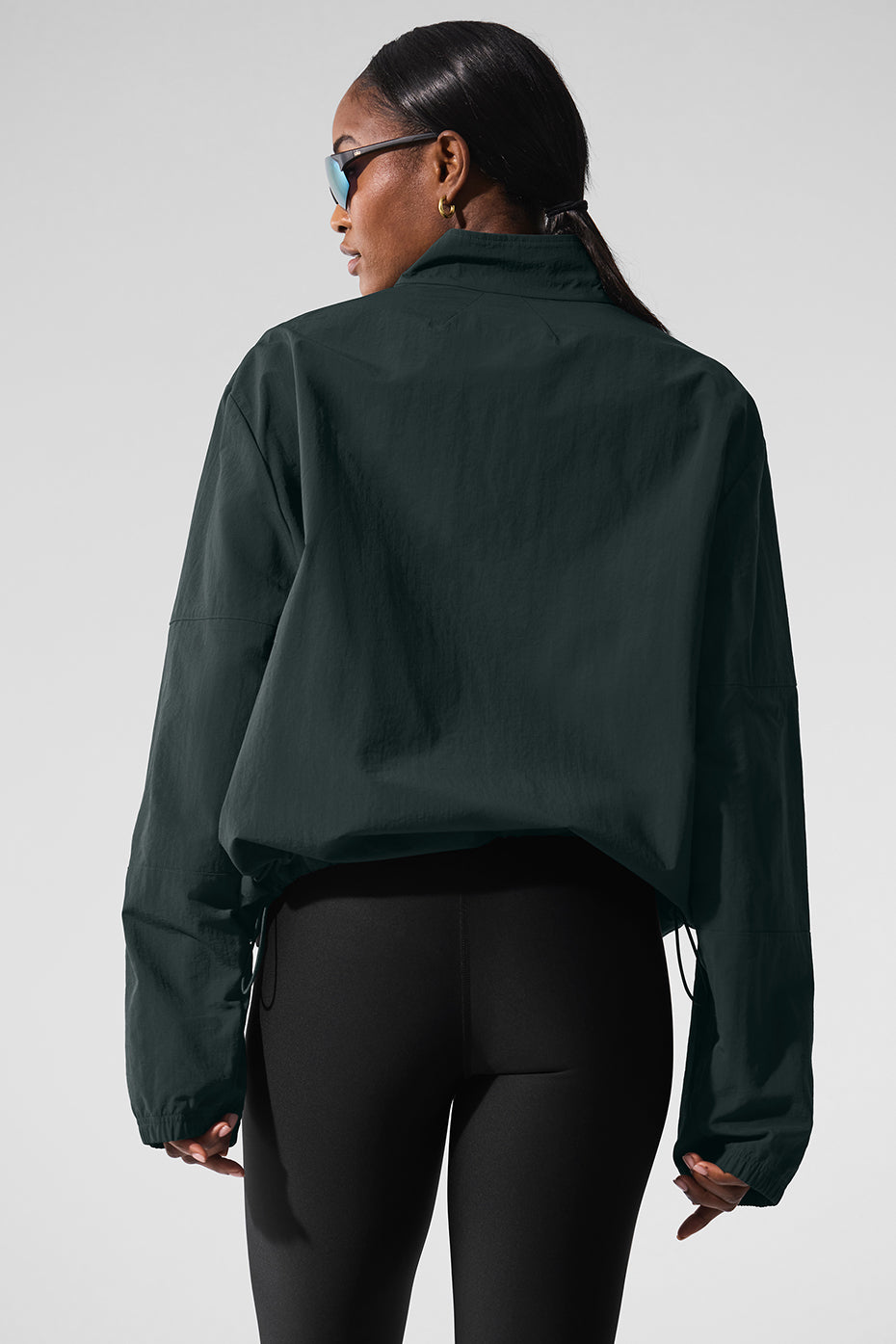 Relaxed fit pullover with zippered pockets, ideal for outdoor activities.
