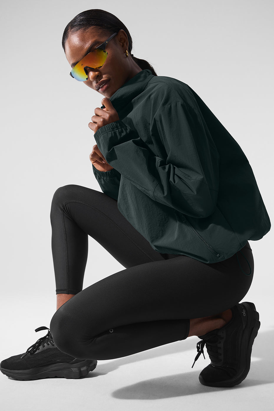 Relaxed fit pullover with zippered pockets, ideal for outdoor activities.
