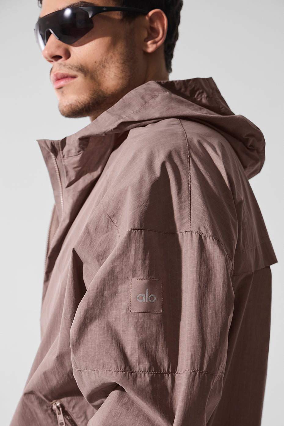 Back view highlighting the bungee hem of the Vantage mens running jacket.
