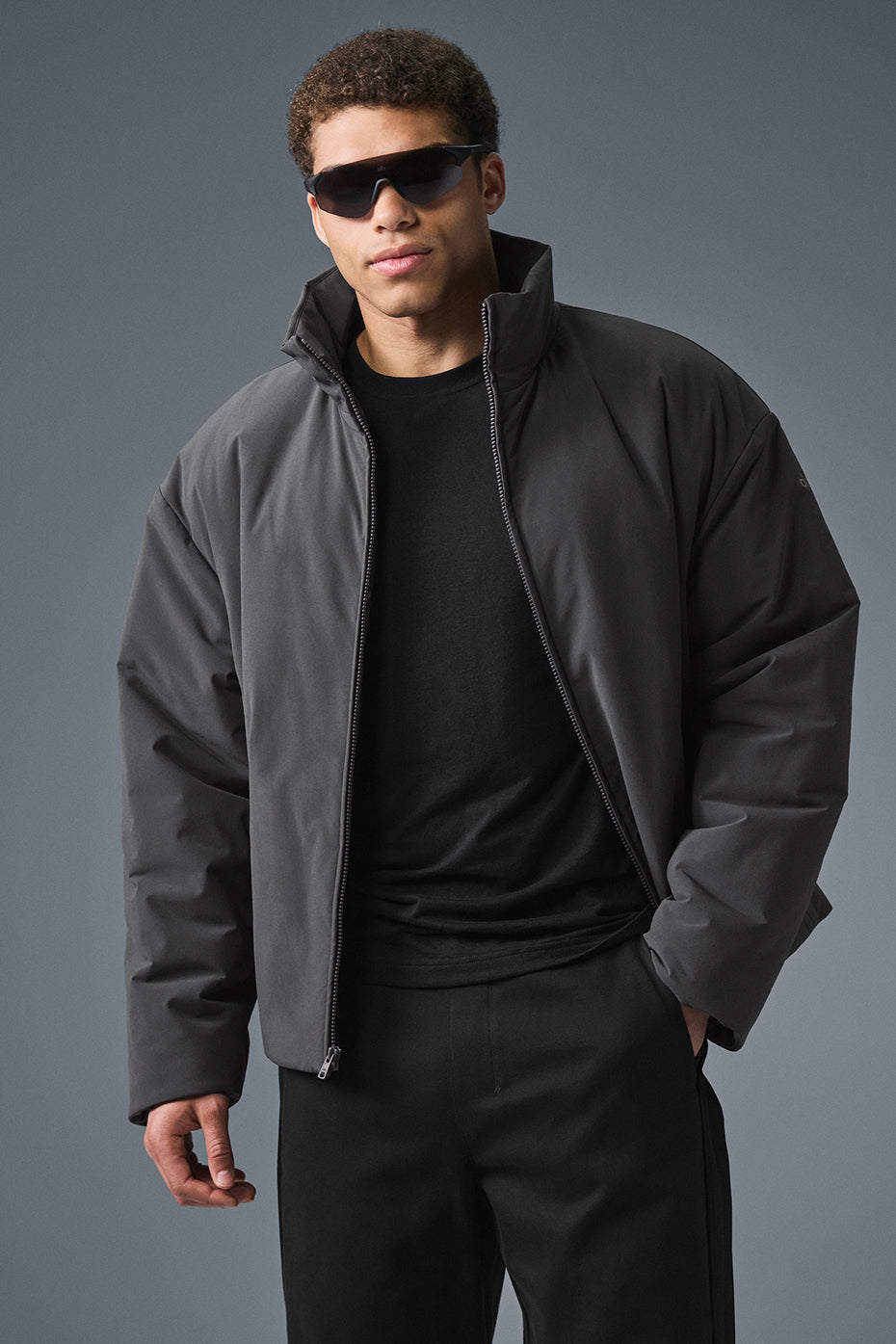 Man wearing the anthracite puffer jacket in urban setting