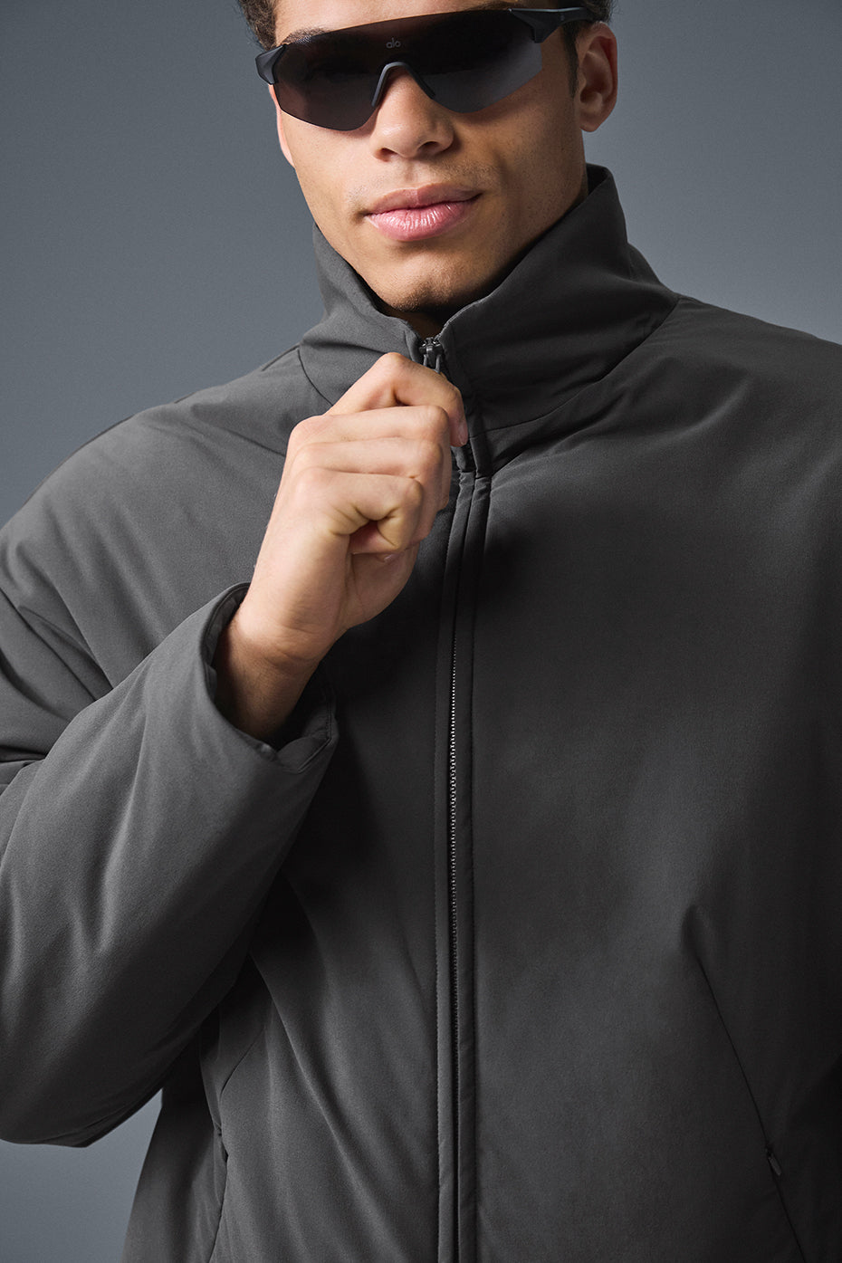 Man wearing the anthracite puffer jacket in urban setting