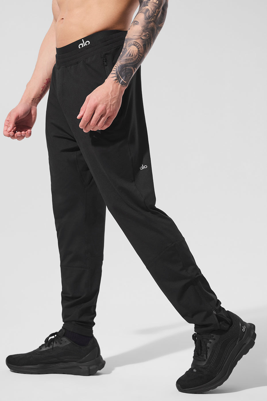 Back view of Conquer React Performance Pants, designed for comfort and style.