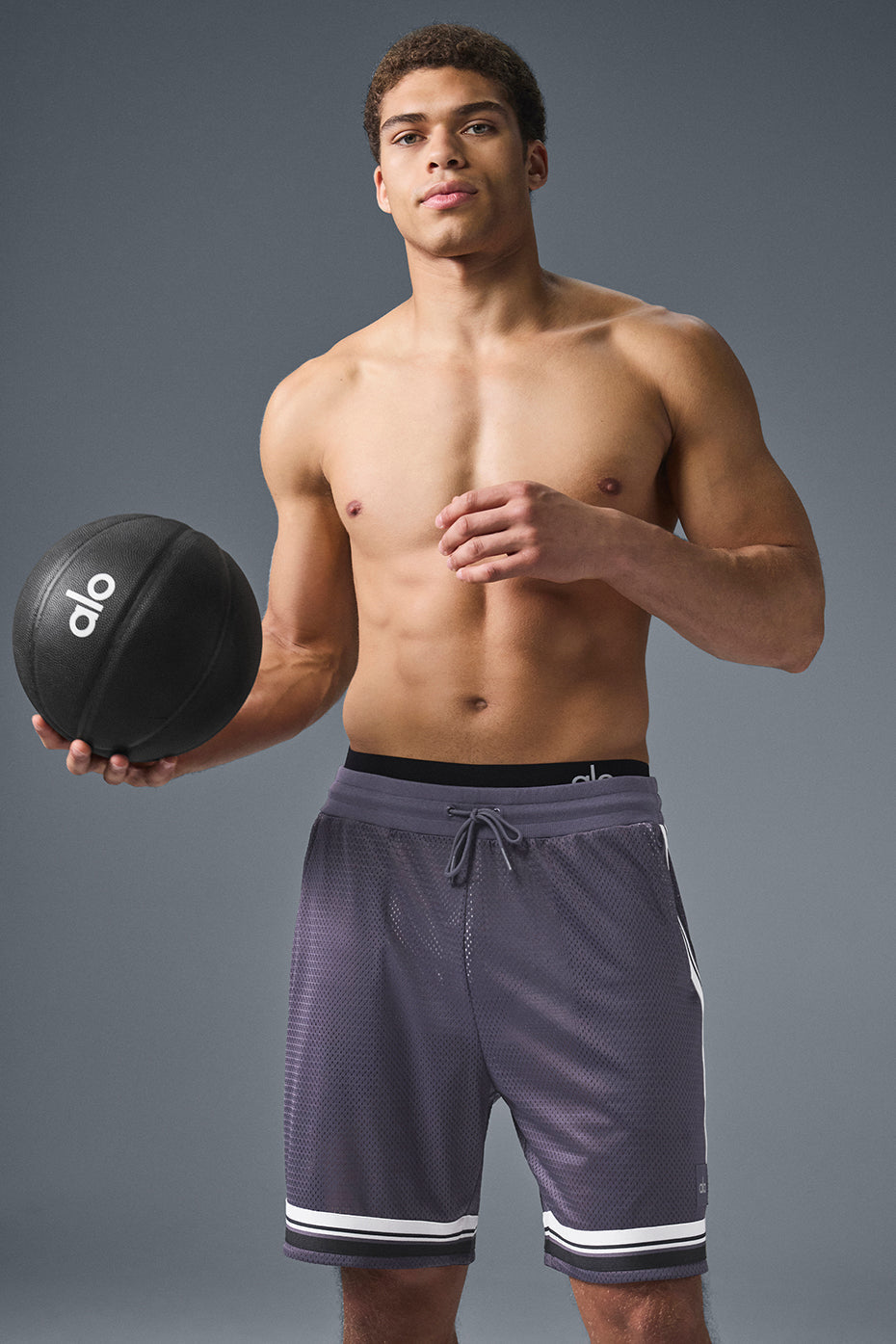 Men's mesh basketball shorts featuring contrast trim and zippered pockets, perfect for sports or leisure.