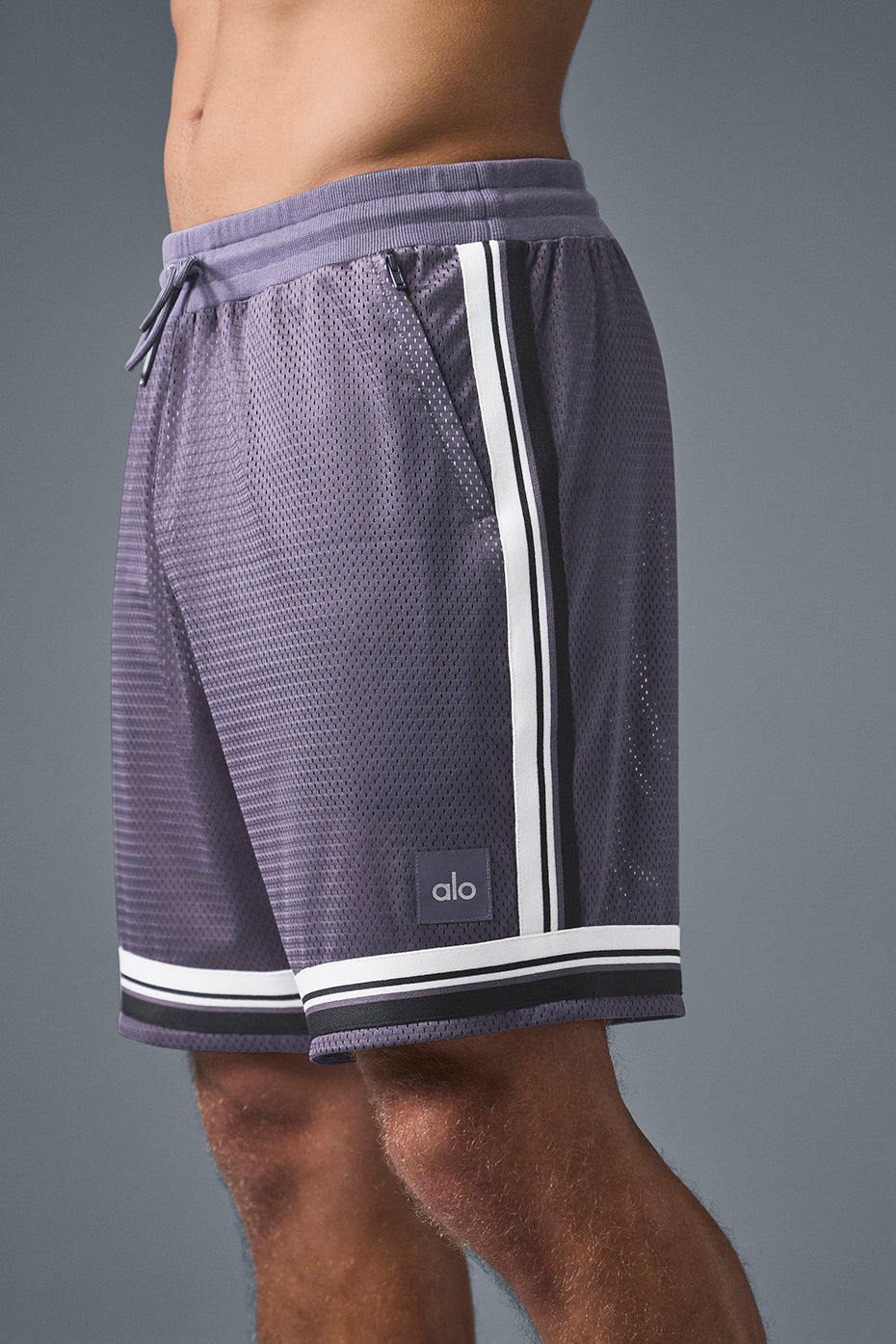 Mens mesh basketball shorts featuring contrast trim and zippered pockets, perfect for sports or leisure.