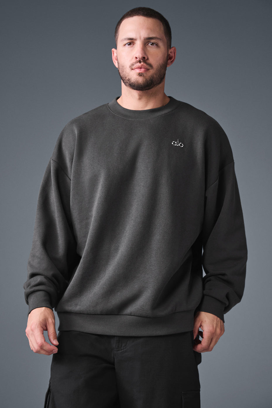 Front view of the Accolade crewneck sweatshirt in anthracite color.