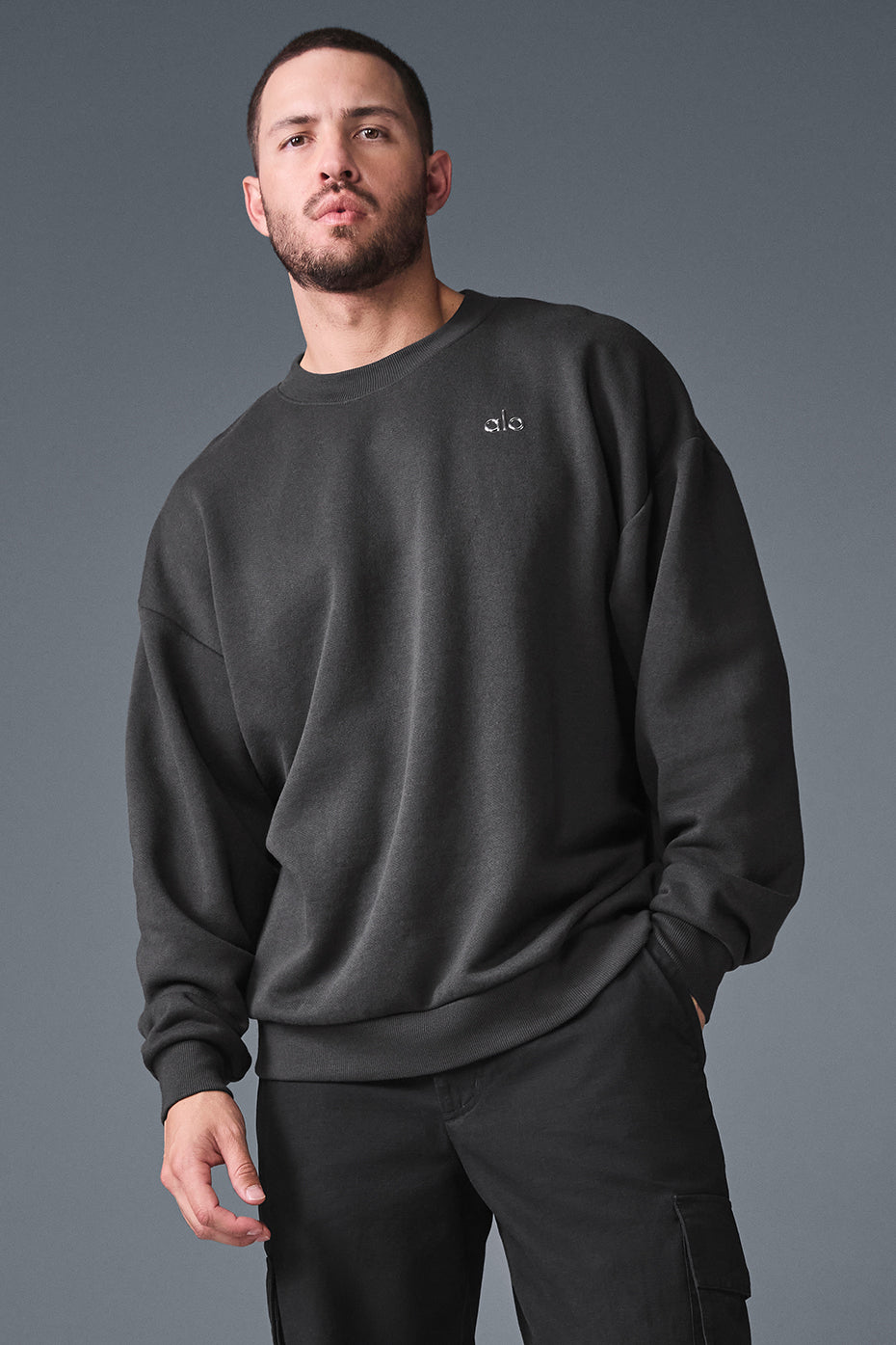 Front view of the Accolade crewneck sweatshirt in anthracite color.