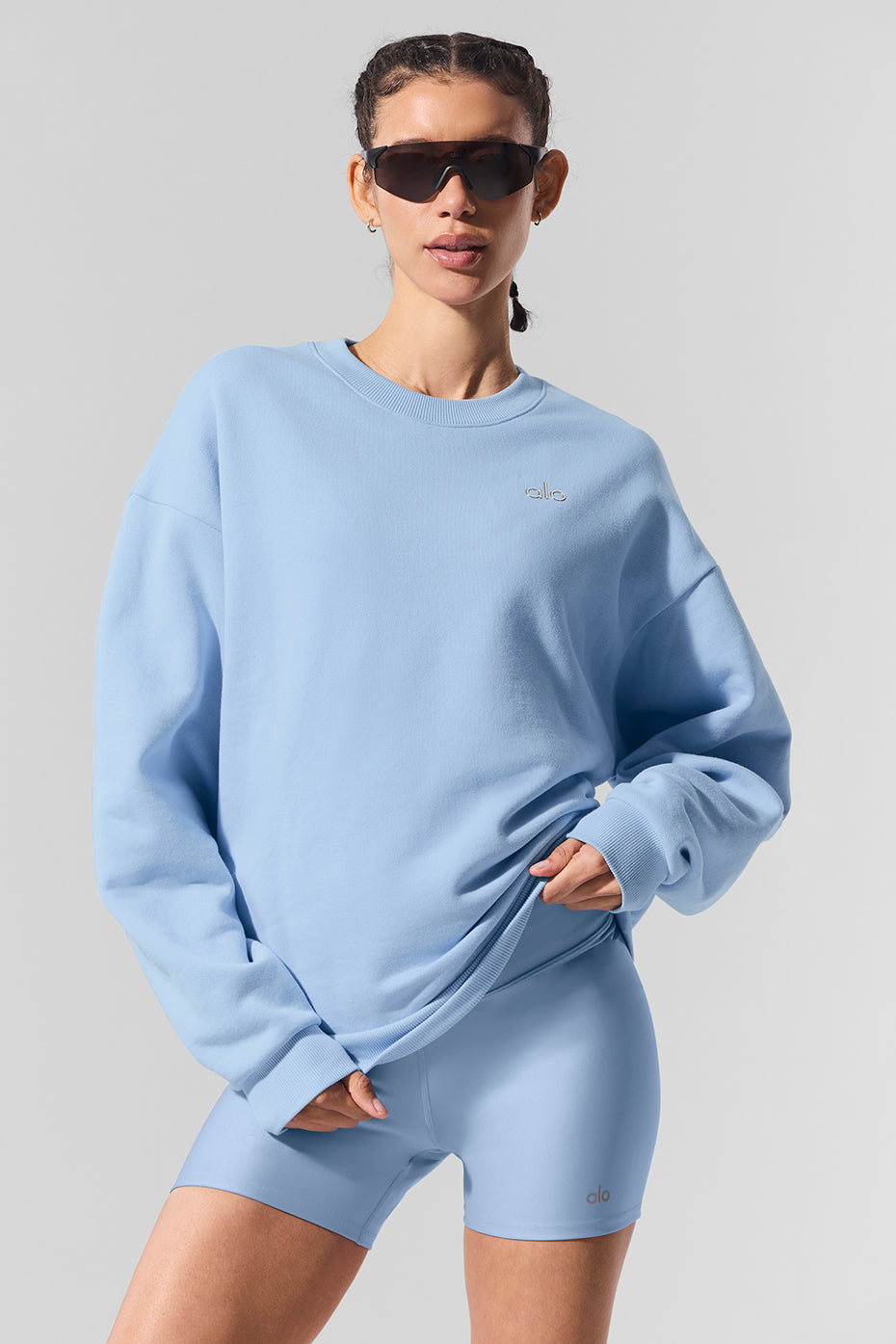 Front view of the Accolade fleece-lined crew neck pullover in seashell blue.