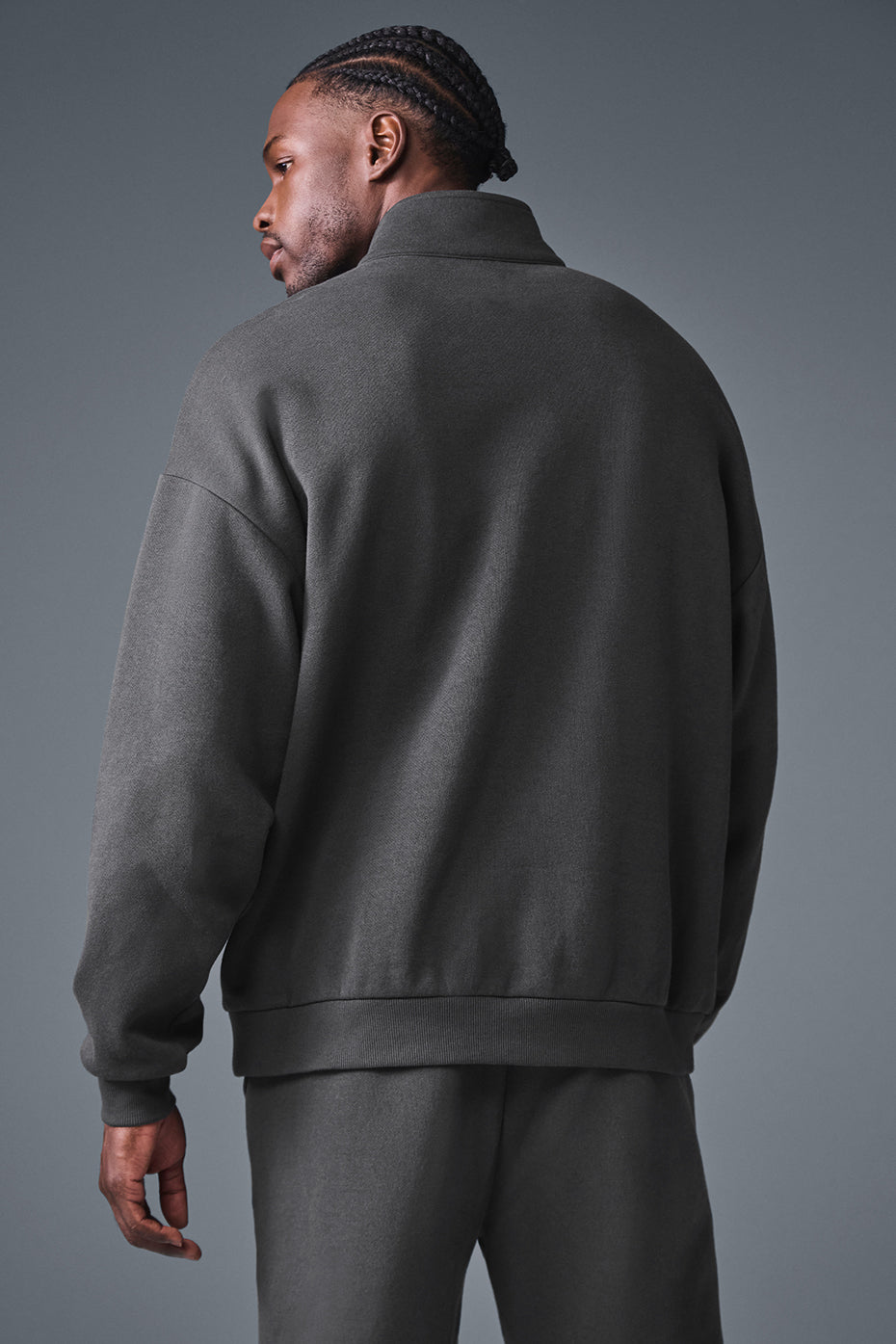 Close-up of the soft fabric texture of the pullover in anthracite