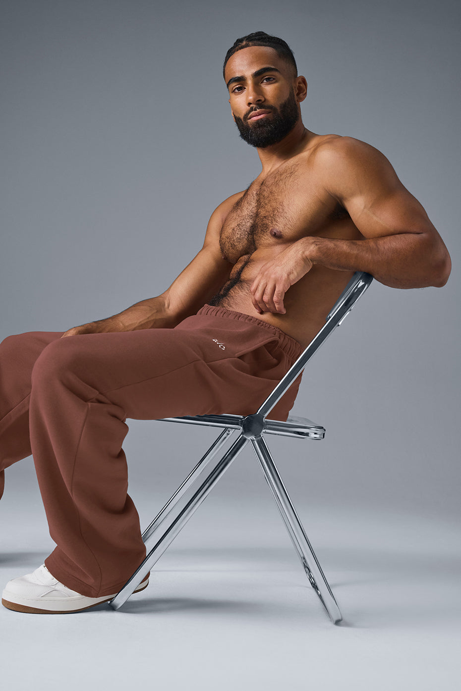 Model wearing baggy sweatpants in Chestnut, showcasing relaxed fit and style.