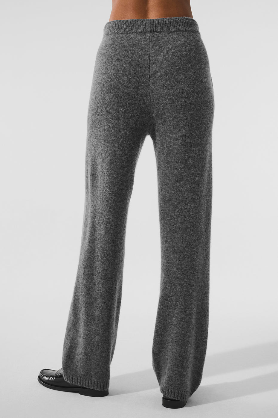 Men’s cashmere sweatpants paired with a casual hoodie for comfort