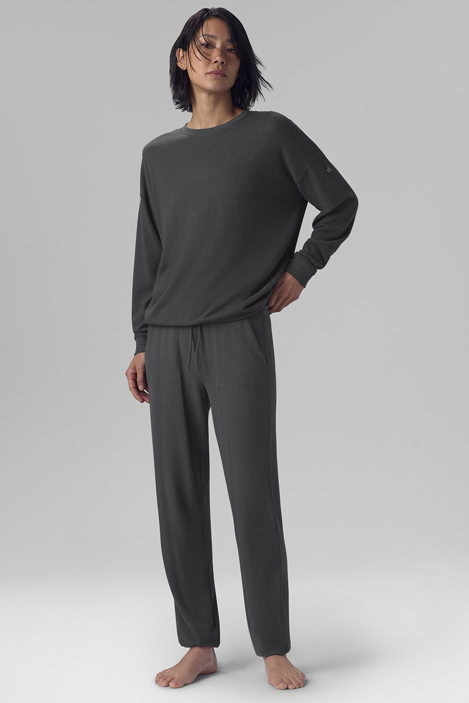 Front view of Soho Pullover in anthracite showing its cozy fit and long sleeves