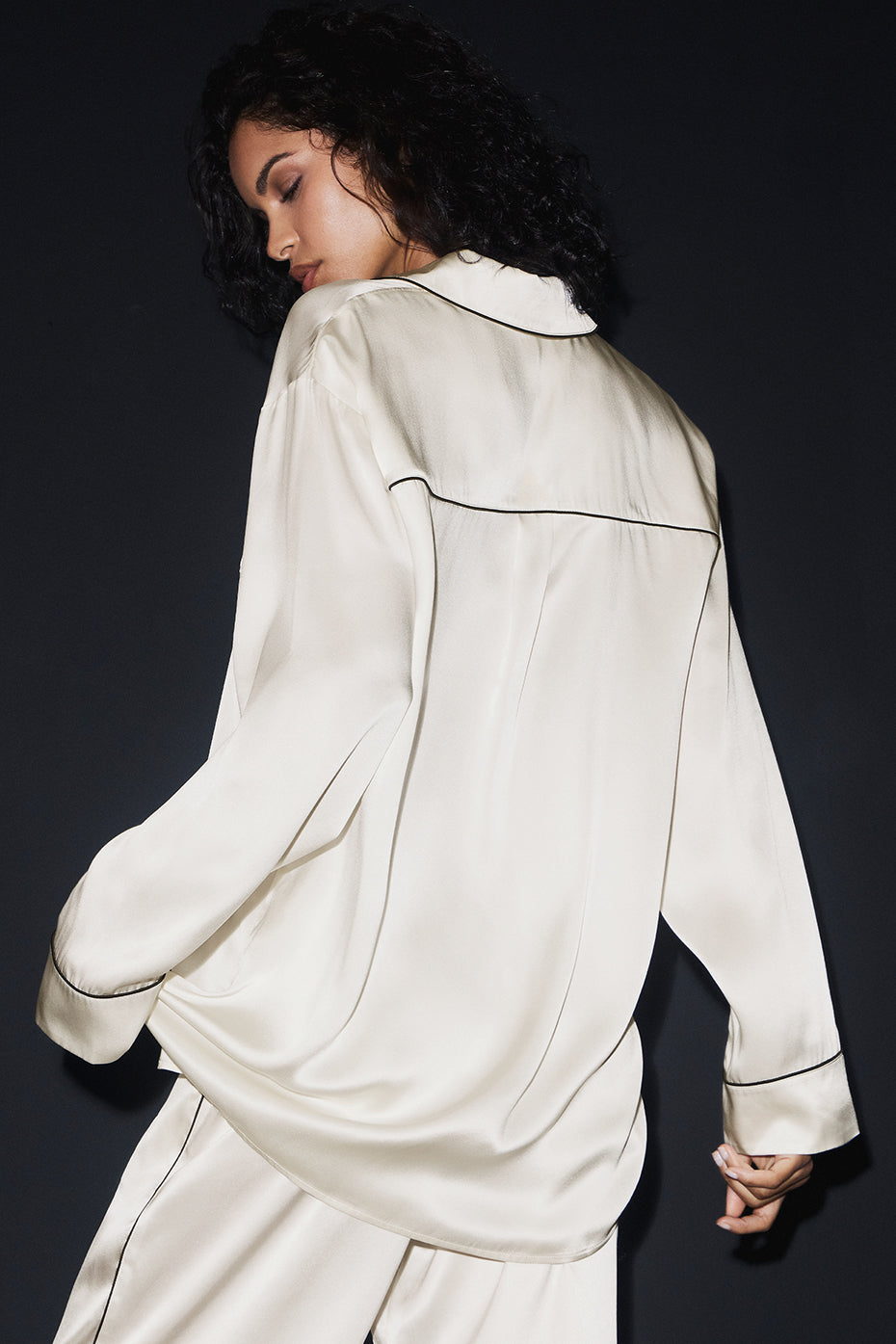 Close-up of the contrast piping on the Courchevel silk shirt, highlighting its luxurious fabric.