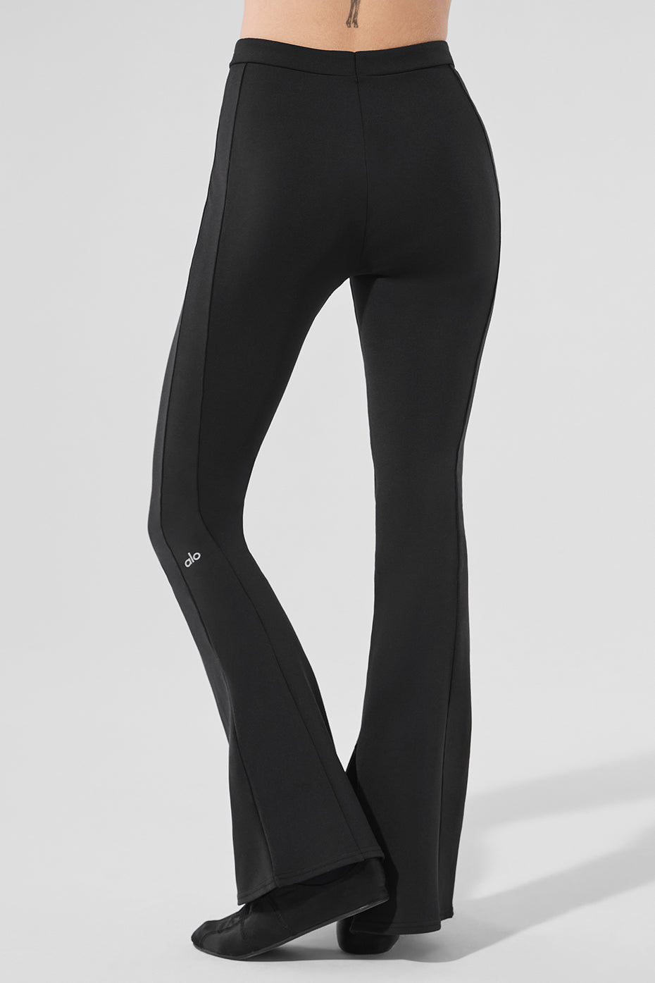 Detail shot of the invisible zipper at the inside leg of the leggings