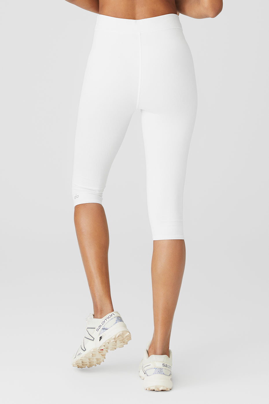 Side profile of yoga pants for women with seamless design and sculpting fabric