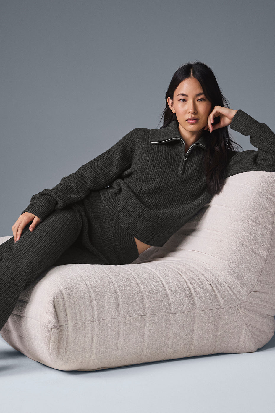 Wide-leg cashmere pants with high waist in dark heather grey, ideal for lounging.