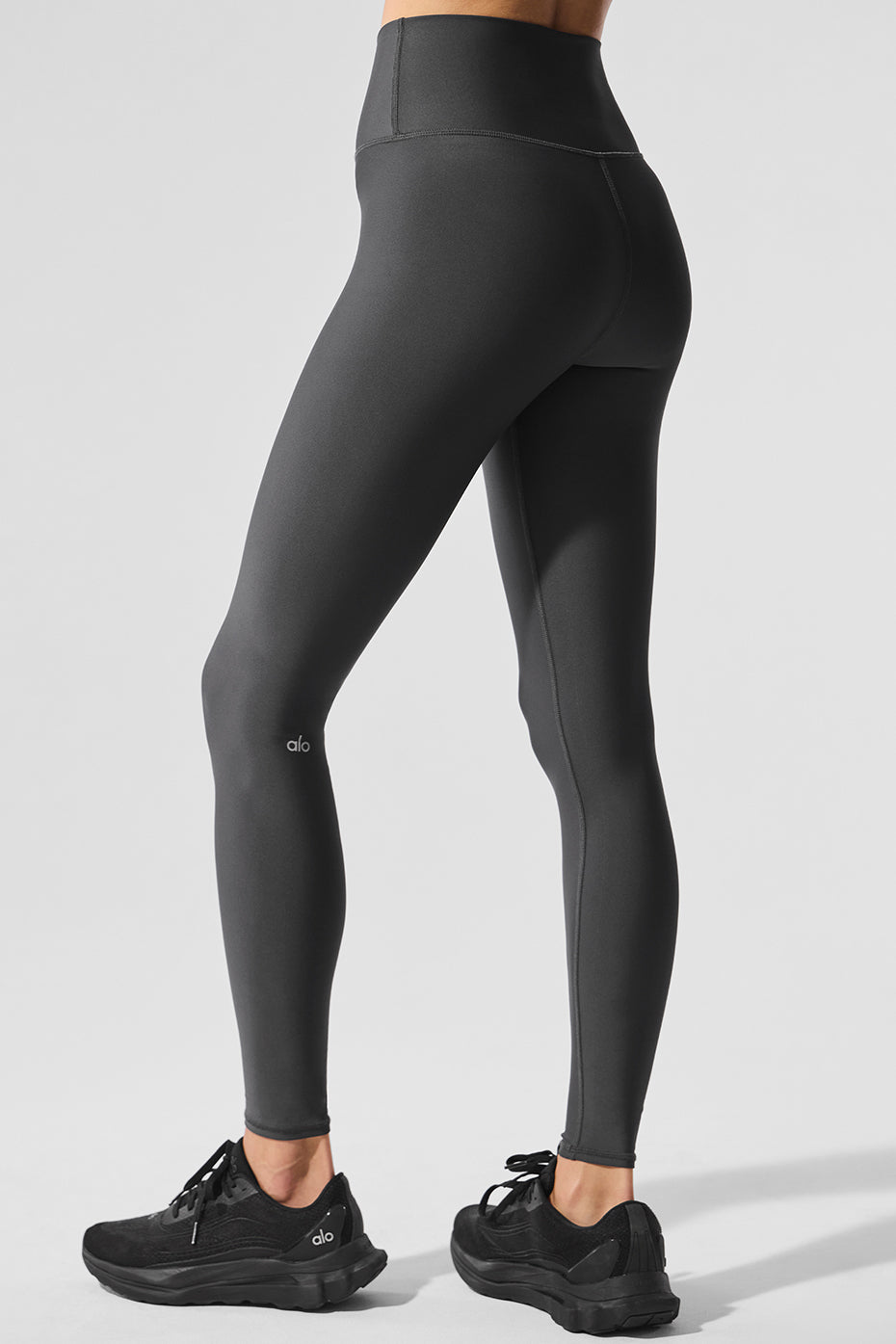 Gym-ready look featuring anthracite leggings styled for leg day workout