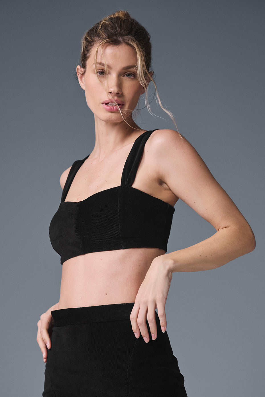 Close-up of the removable cups and non-adjustable straps.