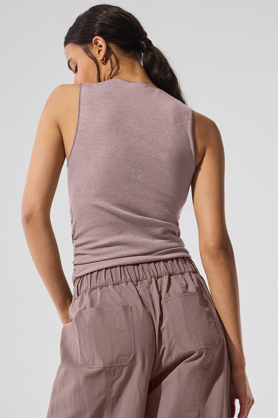 Side angle of the ribbed athletic tank with adjustable hem.