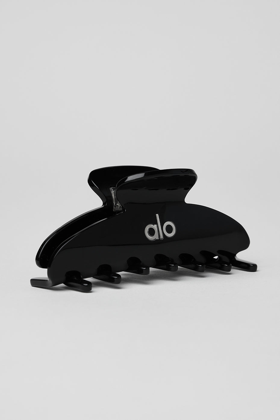 Close-up of the retro 90s black claw clip showcasing its design.