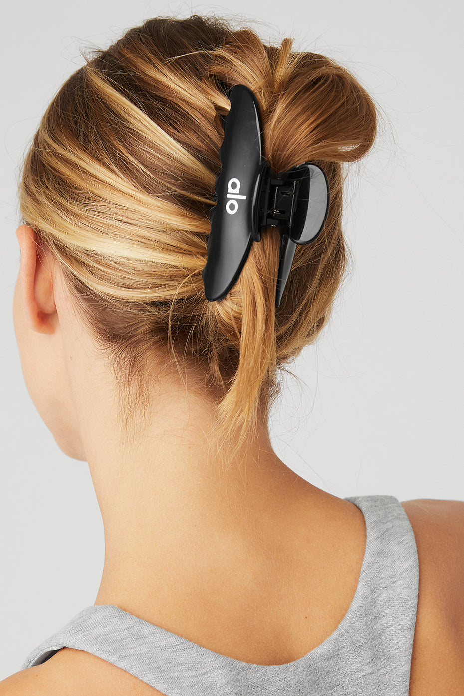 Close-up of the retro 90s black claw clip showcasing its design.