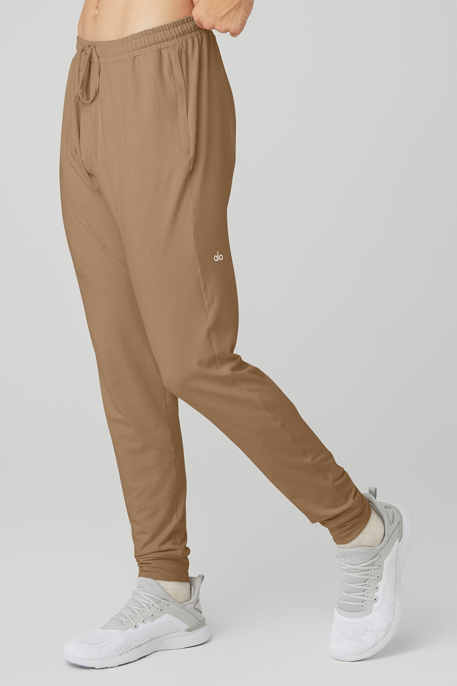 Athletic joggers in Gravel, ideal for yoga classes and casual outings.