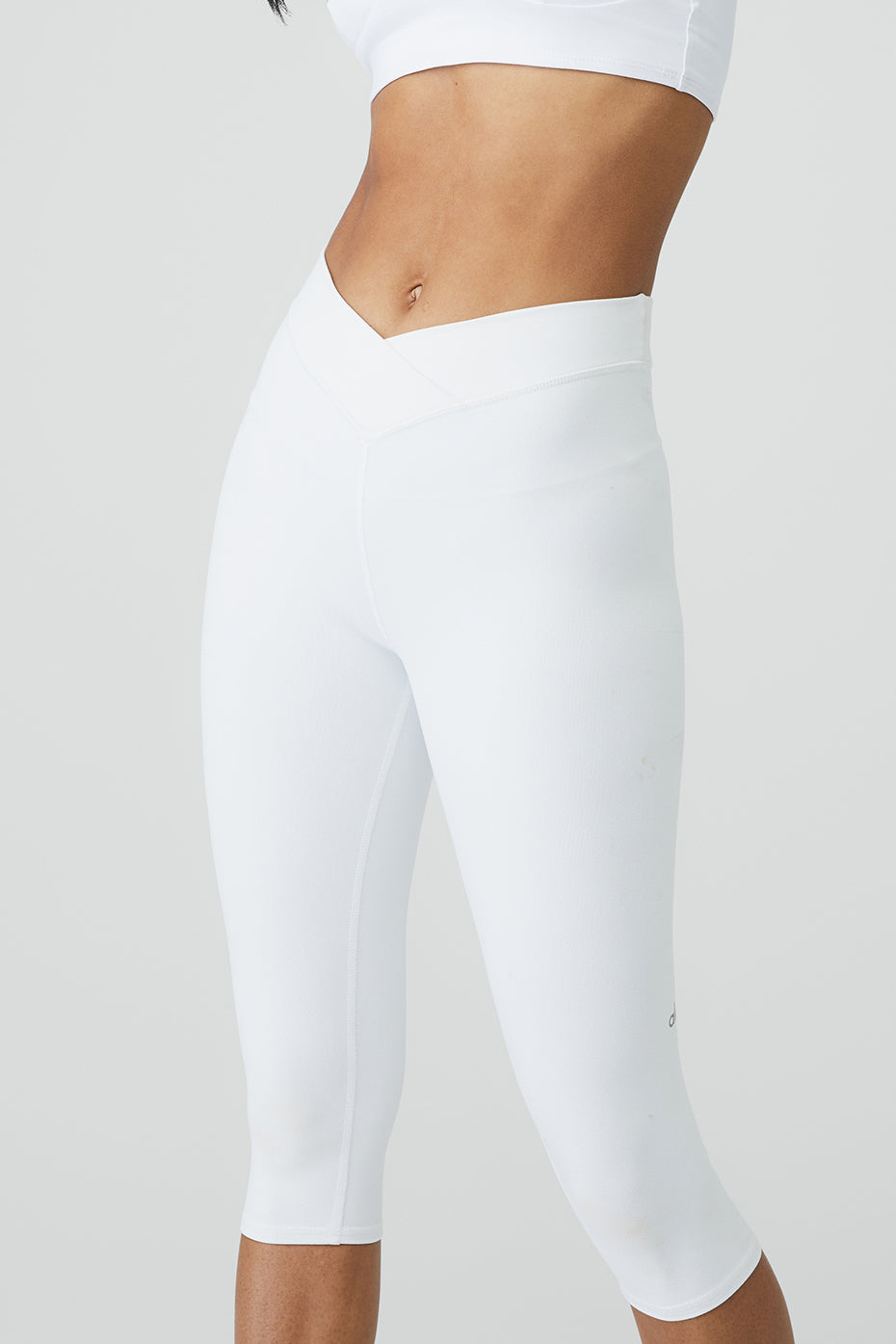 Front view of Airbrush V-Cut Define Capri highlighting the V-cut waist for women
